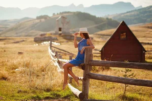 Sexy vrouw reizen platteland alleen — Stockfoto