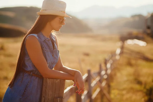 Sexy woman travel countryside alone — Stock Photo, Image