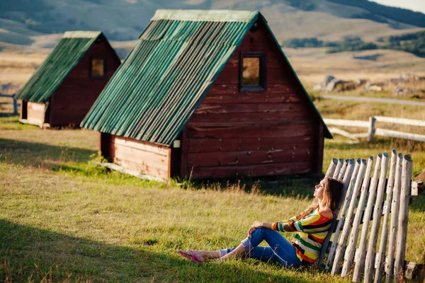 Mulher relaxar na grama no campo — Fotografia de Stock