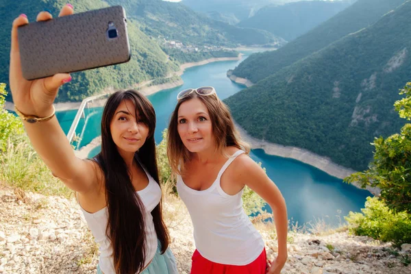 Νεαρά κορίτσια λήψη Selfie φωτογραφία — Φωτογραφία Αρχείου