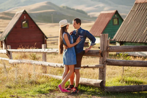 Casal viajar no campo — Fotografia de Stock
