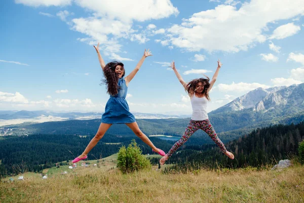 Szczęśliwa kobieta podróży i skakać razem — Zdjęcie stockowe