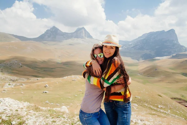 Mulheres felizes viajam juntas — Fotografia de Stock