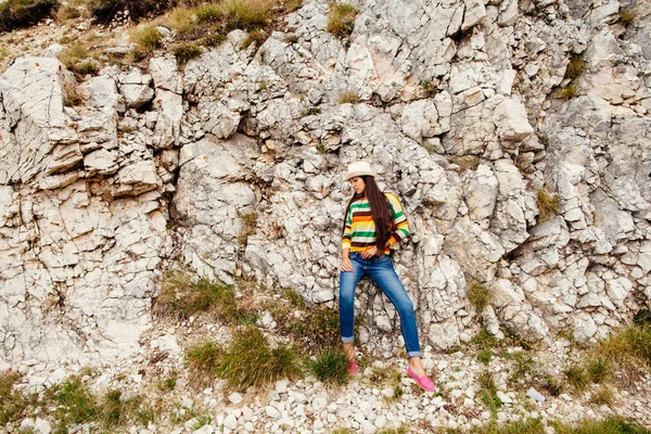 Lang haar vrouw poseren in rotsen — Stockfoto