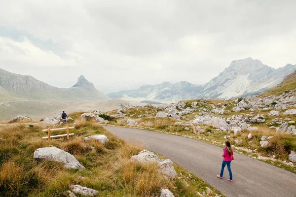 Man and woman travel and relax in mountains — Stock Photo, Image