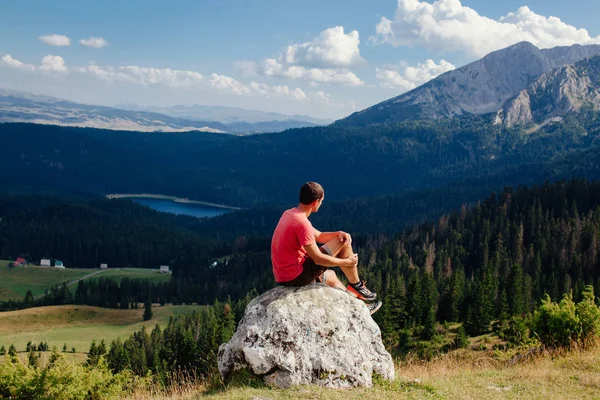 Muž cestování krajina sama — Stock fotografie