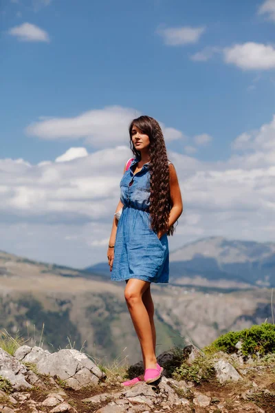 Dağlarda uzun saçlı kız portresi — Stok fotoğraf