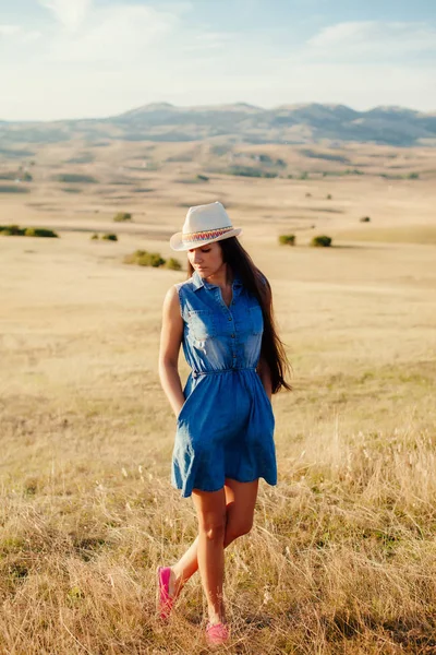 Sexy woman travel countryside alone — Stock Photo, Image