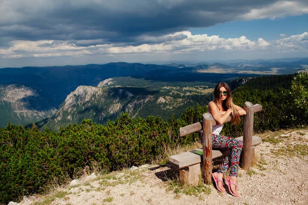 Mulher viajar e relaxar nas montanhas — Fotografia de Stock