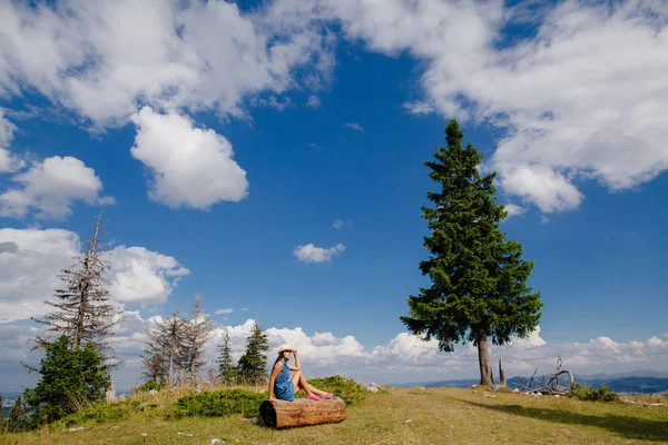 Mulher viajar e relaxar no campo — Fotografia de Stock