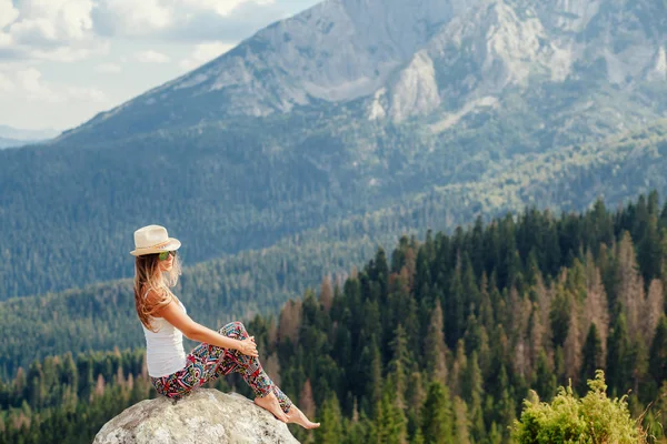 Mujer viajar y relajarse en el campo —  Fotos de Stock