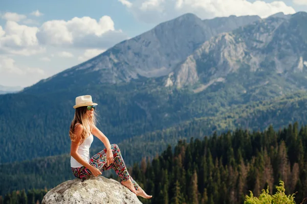 Mulher viajar e relaxar no campo — Fotografia de Stock