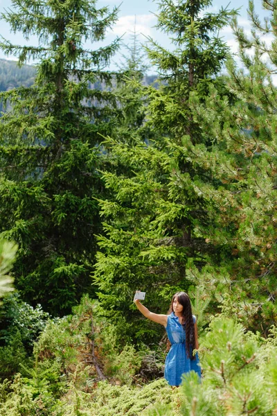 Kadın seyahat orman ile smartphone — Stok fotoğraf