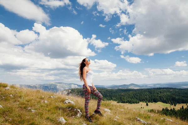 Vrouw met wind in de haren op platteland — Stockfoto