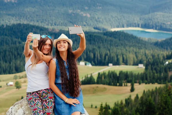 Genç kızlar seyahat ve alma Selfie fotoğraf — Stok fotoğraf