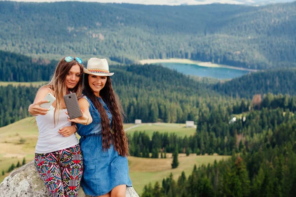 Genç kızlar seyahat ve alma Selfie fotoğraf — Stok fotoğraf