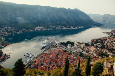 cruise gemi Kotor Koyu'ndaki Karadağ