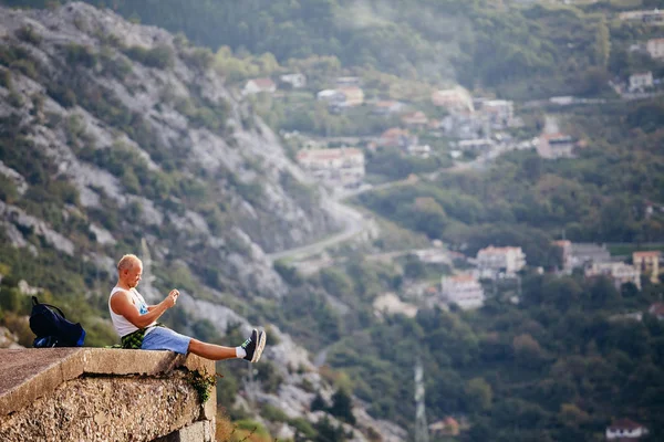 Zaino Spalla Uomo Viaggio Montagne Con Smartphone Kotor Bay Montenegro — Foto Stock