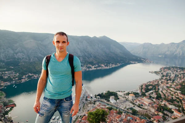 Backpacker Mann Reisen Berge Und Bucht Blick Kotor Bay Montenegro — Stockfoto