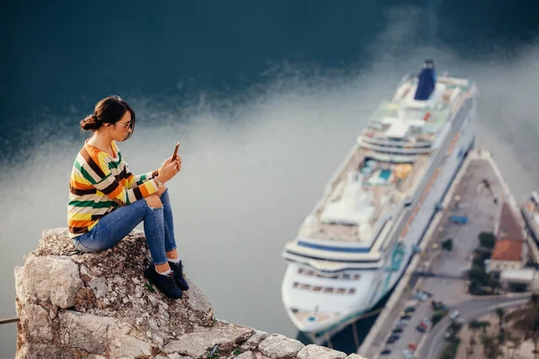 akıllı telefon app ve seyahat kullanan kadın