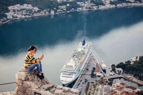 akıllı telefon app ve seyahat kullanan kadın