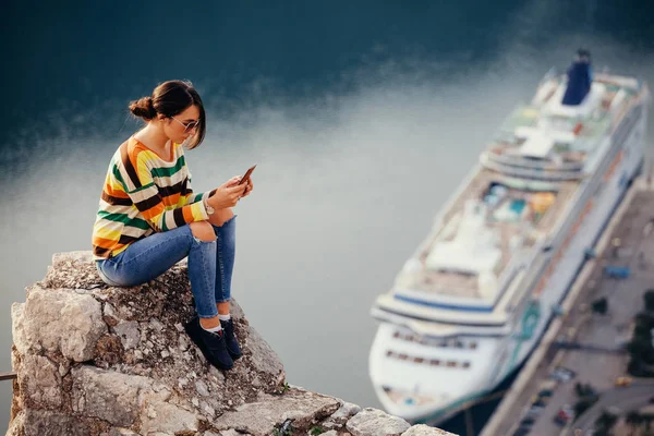 Mujer usando aplicación de teléfono inteligente y viajes —  Fotos de Stock