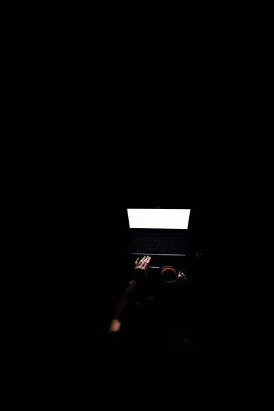 Junges Mädchen mit Laptop in der Nacht — Stockfoto