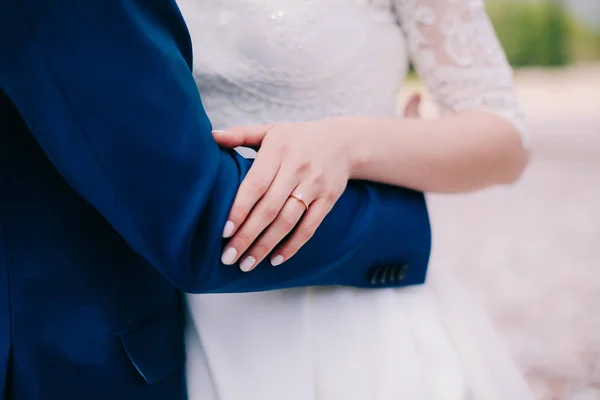 Main de mariée avec bague de mariage — Photo