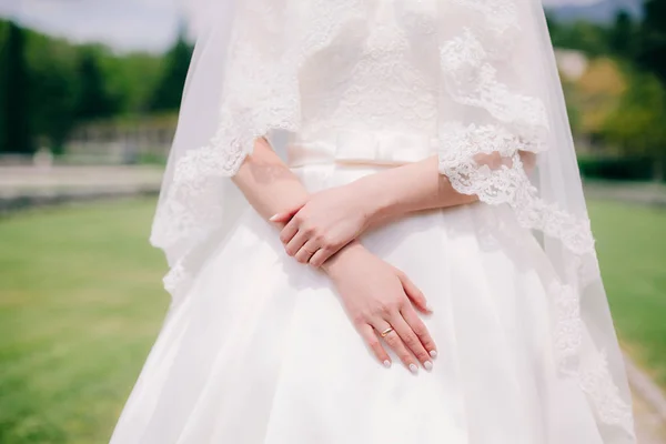 Mano nupcial con anillo de boda — Foto de Stock