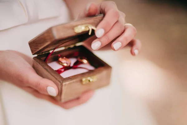Nevěsta držící snubní prsteny — Stock fotografie