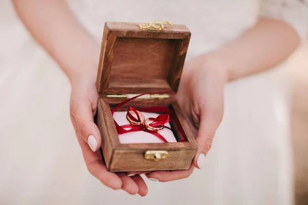 Noiva segurando anéis de casamento — Fotografia de Stock