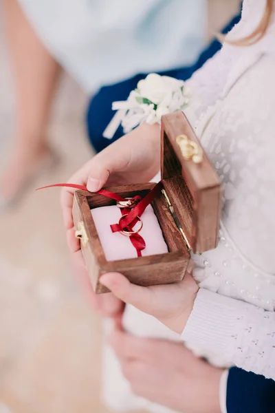 Bambino che tiene la scatola anello — Foto Stock