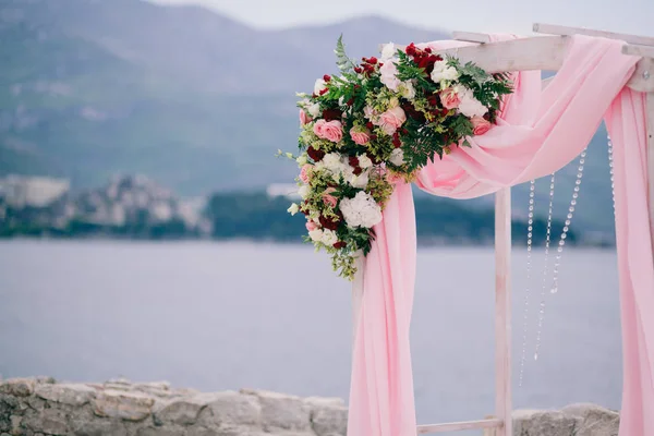 Destination wedding arch with decoration — Stock Photo, Image