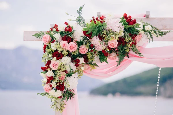 Arco de casamento de destino com decoração — Fotografia de Stock