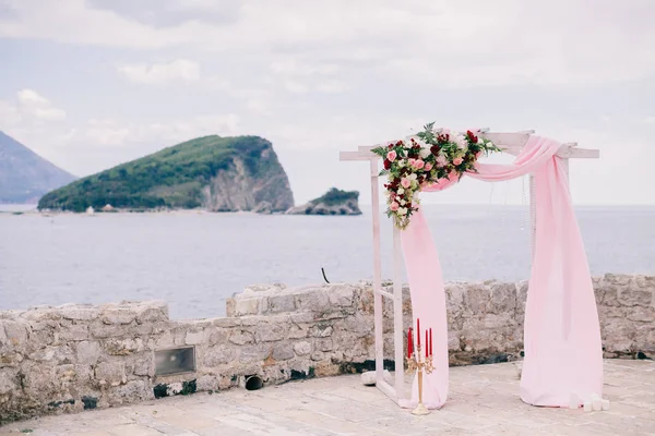 Destination wedding arch with decoration — Stock Photo, Image