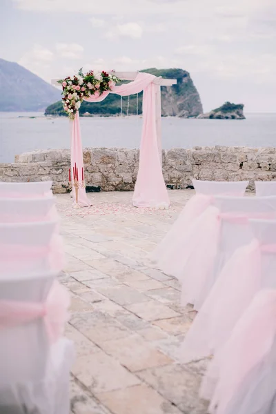 Arco de casamento de destino com decoração — Fotografia de Stock