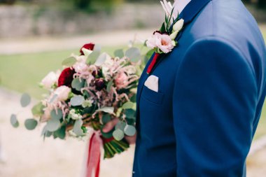 Düğün buket ile takım elbiseli damat