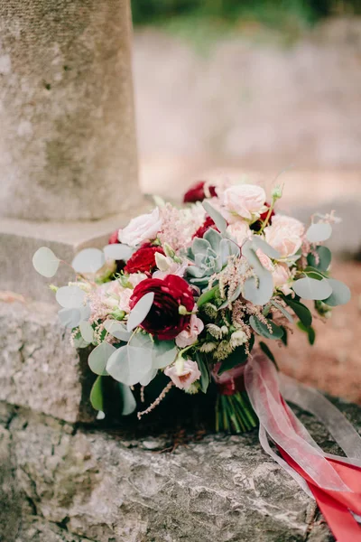 婚礼花束牡丹和玫瑰 — 图库照片