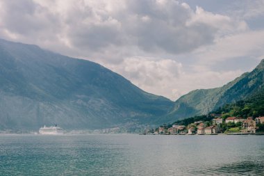 güzel Bay Dağları ile yelken gemisi