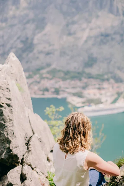 Sarışın kız seyahat dağlar arkadan görünüm — Stok fotoğraf