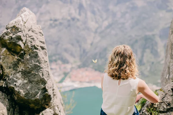 Blonde girl travel in mountains back view — Stock Photo, Image