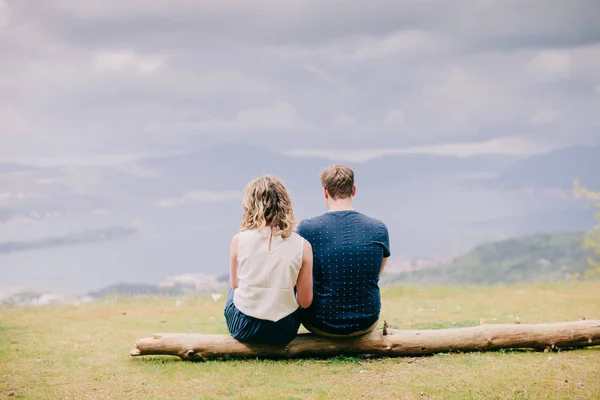 Casal relaxar nas montanhas — Fotografia de Stock