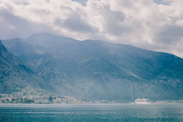 Výletní loď plující v krásné zátoce s horami — Stock fotografie