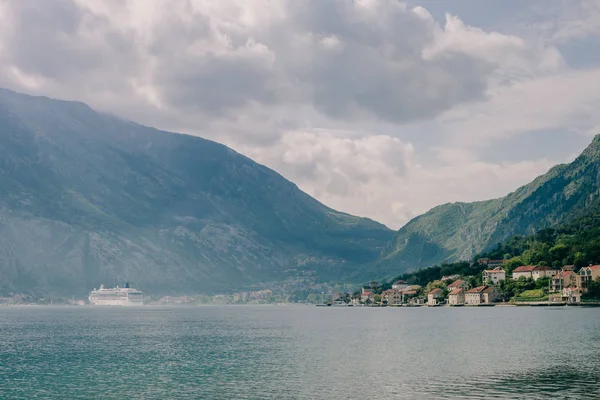 Cruise schip zeilen in een prachtige baai met bergen — Stockfoto