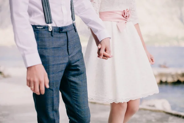 Mariée et marié tenant la main ensemble — Photo