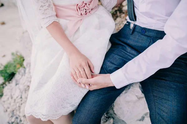 Sposa e sposo che si tengono per mano — Foto Stock