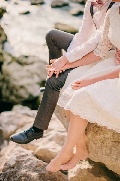 Braut und Bräutigam halten Händchen — Stockfoto