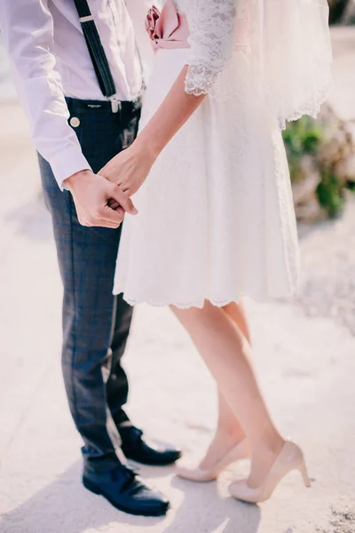 Sposa e sposo che si tengono per mano — Foto Stock