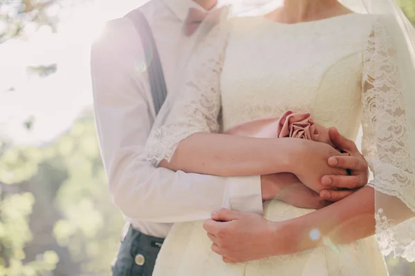 Flitterwochen-Paar umarmt sich — Stockfoto