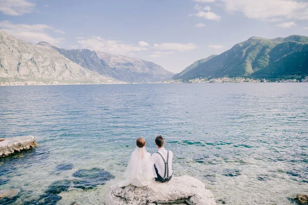 Медовый месяц пара на отдыхе в Европе с видом на море — стоковое фото